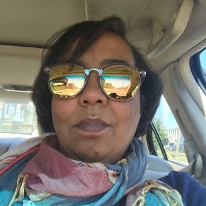 Meet your Posher, Lorie